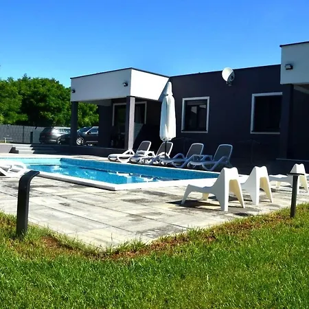 Apartmán 1 In Zain With Shared Swimming Pool Nedeščina