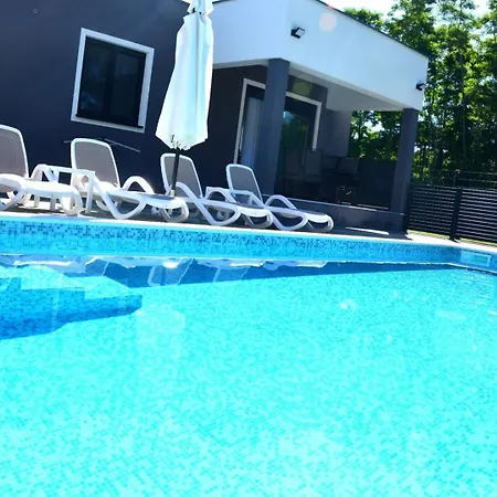1 In Zain With Shared Swimming Pool شقة