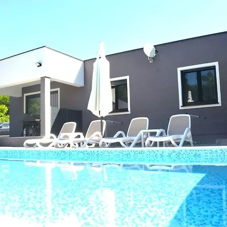 1 In Zain With Shared Swimming Pool Nedeščina