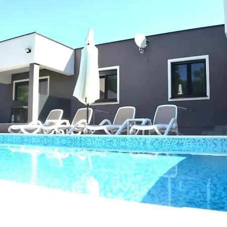 1 In Zain With Shared Swimming Pool דירה