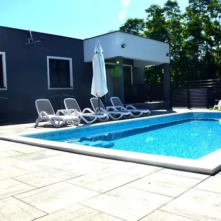 1 In Zain With Shared Swimming Pool דירה *