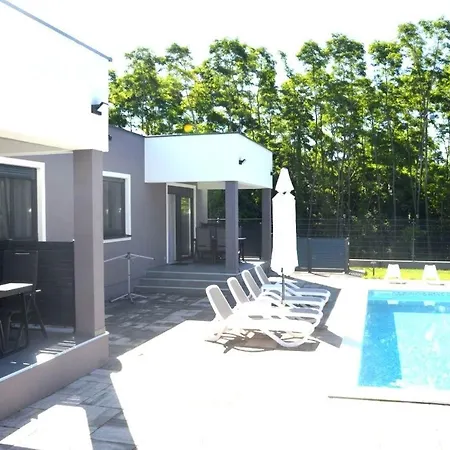 1 In Zain With Shared Swimming Pool Nedeščina
